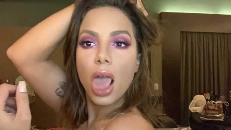 Anitta faz tutorial de maquiagem e fãs vibram