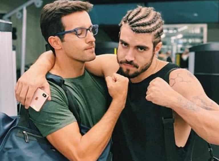 Caio Castro e Bruno Bevan nos bastidores da novela