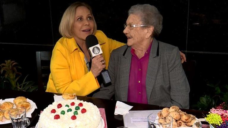 Claudete Troiano conversa com Palmirinha na avenida Paulista