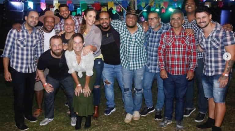 Ivete Sangalo em festa junina com sua equipe