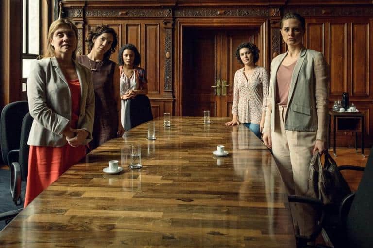 Stela ( Adriana Esteves ), Vera ( Fernanda D’Umbra ), Daiane ( Jéssica Ellen ), Maria José ( Hermila Guedes ) e Eugênia ( Paula Possani ) se reúnem no Ministério público e começa a surgir uma rede de apoio