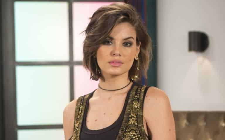 Vanessa (Camila Queiroz)