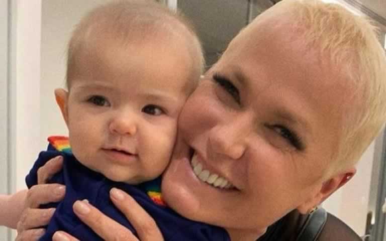 Xuxa visita Zoe e se encanta com a filha de Sabrina Sato e Duda Nagle