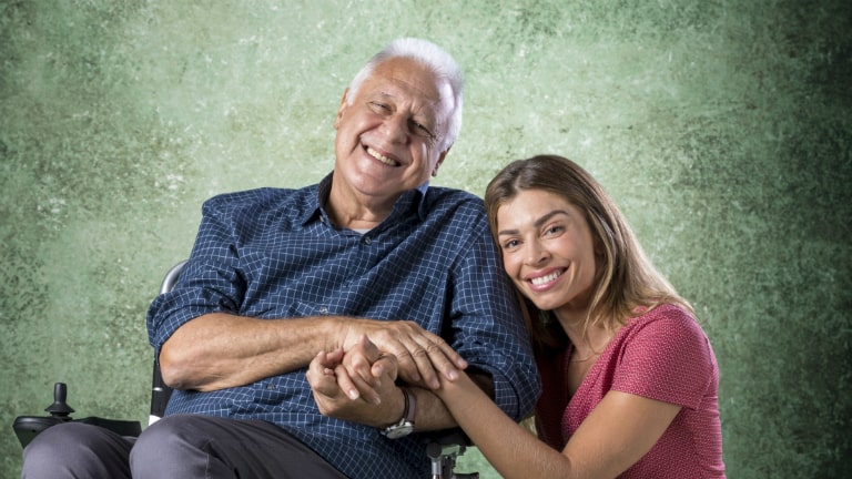 Alberto (Antonio Fagundes) e Paloma (Grazi Massafera)