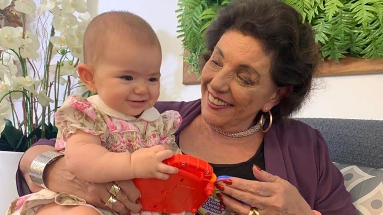 Leda Nagle comemora os oito meses da netinha