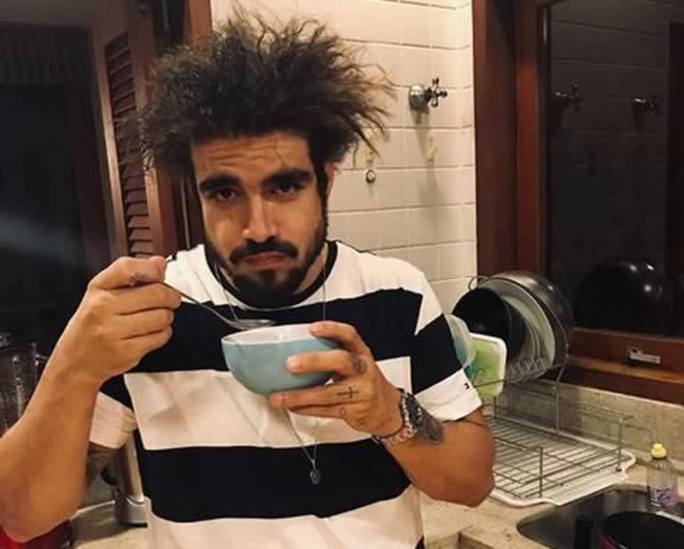 Caio Castro dá adeus às tranças de Rock