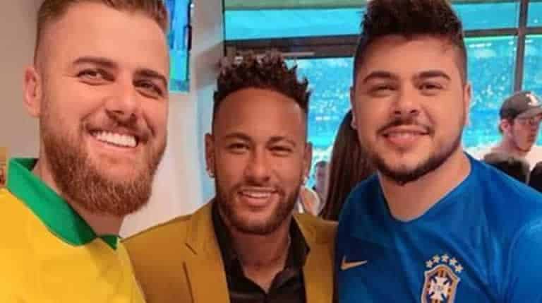 Dupla sertaneja assiste ao jogo do Brasil ao lado de Neymar Jr.