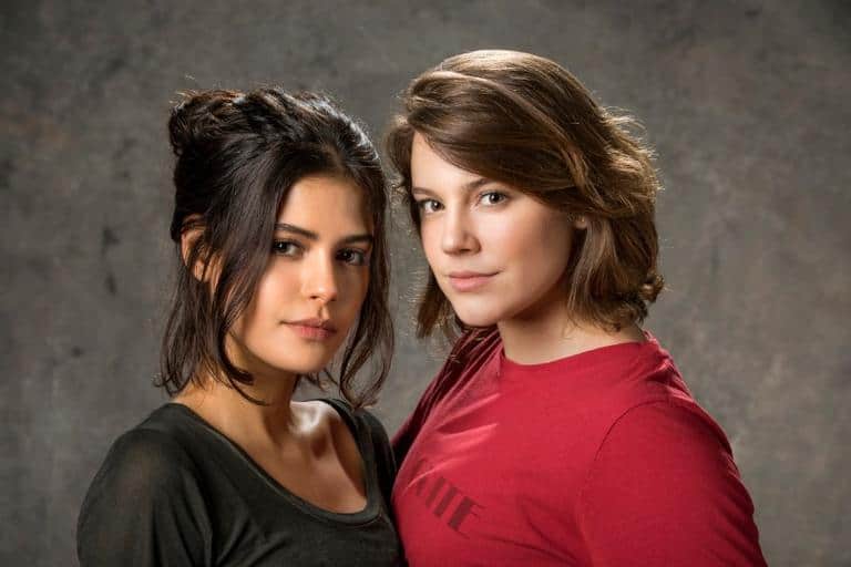 Julia Dalávia e Alice Wegmann falam de suas personagens em Órfãos da Terra