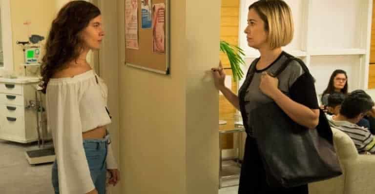 Rita dá de cara com Lígia no hospital onde Nina está internada
