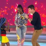 Rodrigo Faro recebe cantora Iza e a menina Luara no palco