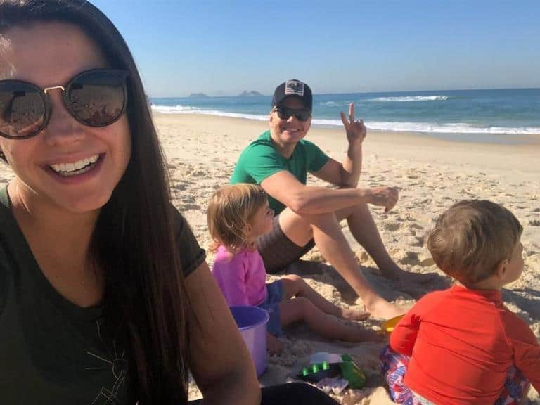 Thais Fersoza e Michel Teló aproveitam praia com os filhos