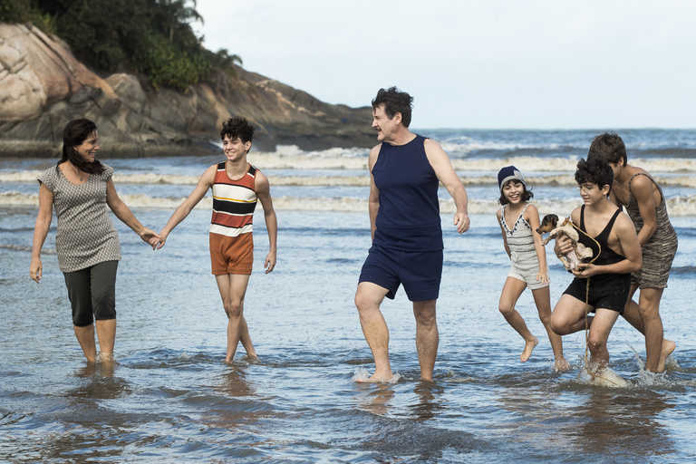 Isabel ( Maju Lima ), Carlos ( Xande Valois ), Julinho ( Davi de Oliveira ), Júlio ( Antonio Calloni ), Lola ( Gloria Pires ) e Alfredo ( Pedro Sol )