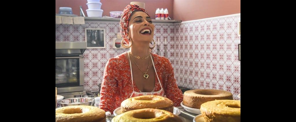 Maria da Paz (Juliana Paes) com os bolos