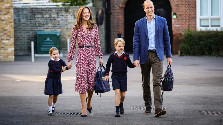 Princesa Charlotte chega para seu primeiro dia na escola
