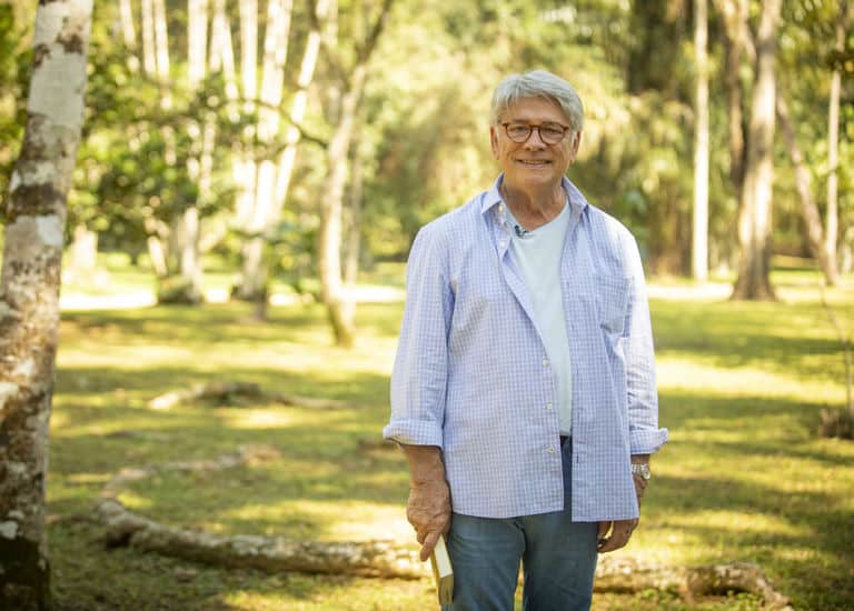 Sérgio Chapelin nos bastidores de gravação da chamada de seu último ‘Globo Repórter’, realizada no Jardim Botânico do Rio de Janeiro. Programa será sobre a natureza no Serengeti, na África