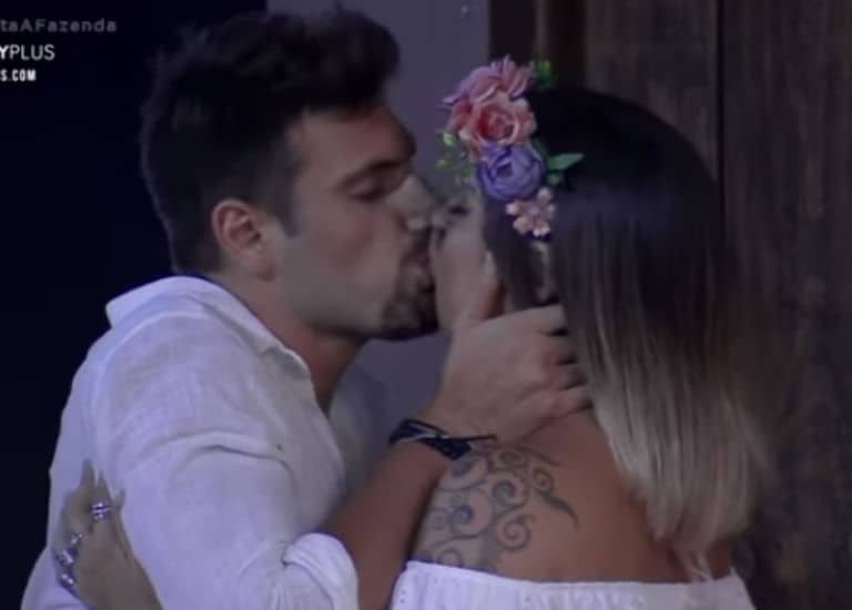 Guilherme Leao e Tati se beijam