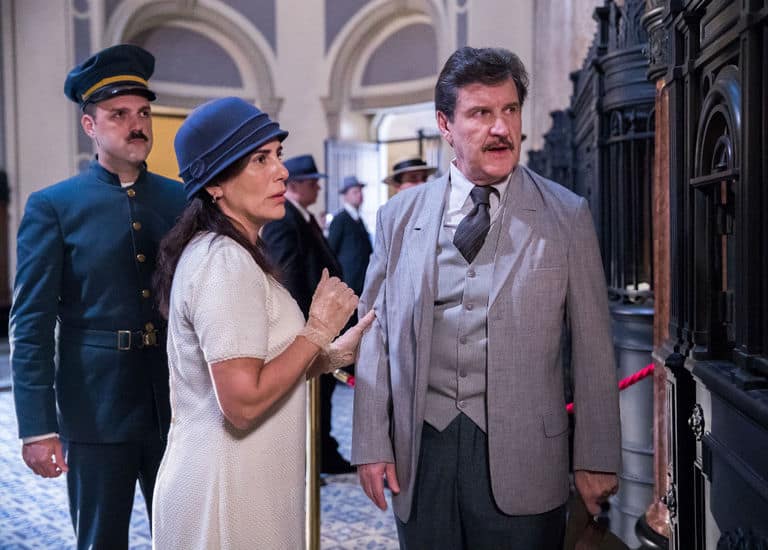 Lola ( Gloria Pires ) e Júlio ( Antonio Calloni ) no banco. Júlio se exalta e o caixa chama o segurança