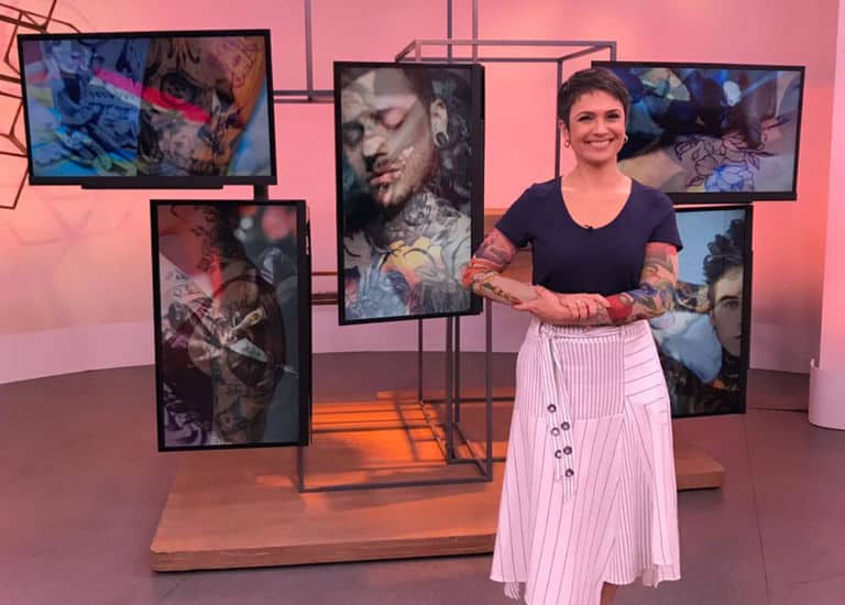 Sandra Annenberg na matéria sobre tatuagem