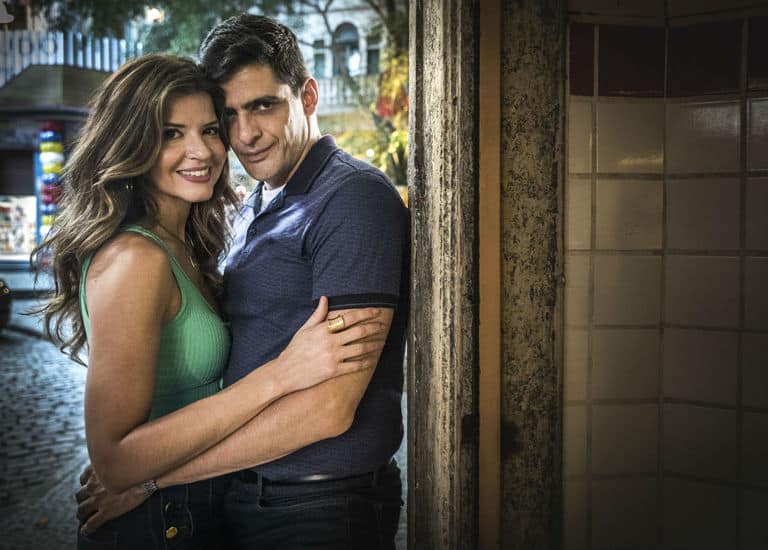 Carla (Mariana Santos) e Marco (Julio Machado)