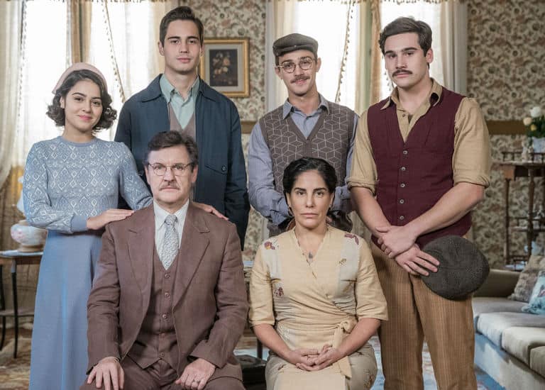 Lola ( Gloria Pires ) se preocupa com sustento da família após morte de Júlio (Antonio Calloni)