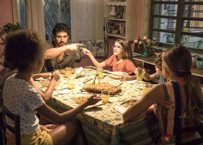 Marcos ( Romulo Estrela ) e Sofia ( Valentina Vieira ) jantam na casa de Paloma ( Grazi Massafera ) e filhos