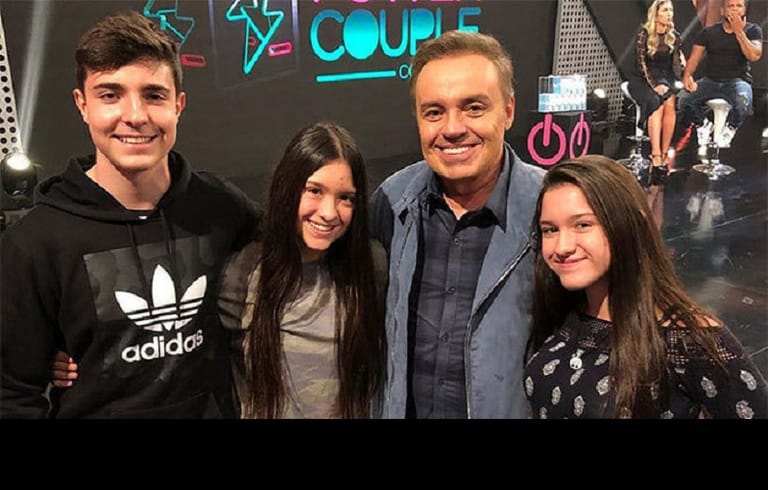 Gugu Liberato com filhas-e-filho - reprodução Instagram