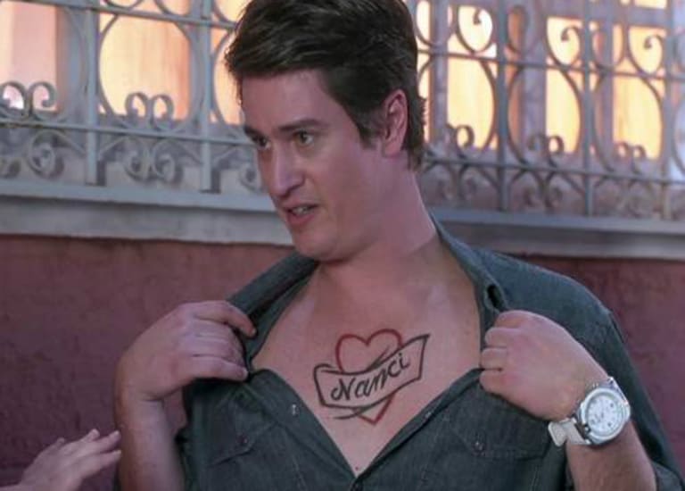 Waldisney (Pedro Lemos) dedica tatuagem a Nanci (Rafaela Ferreira)