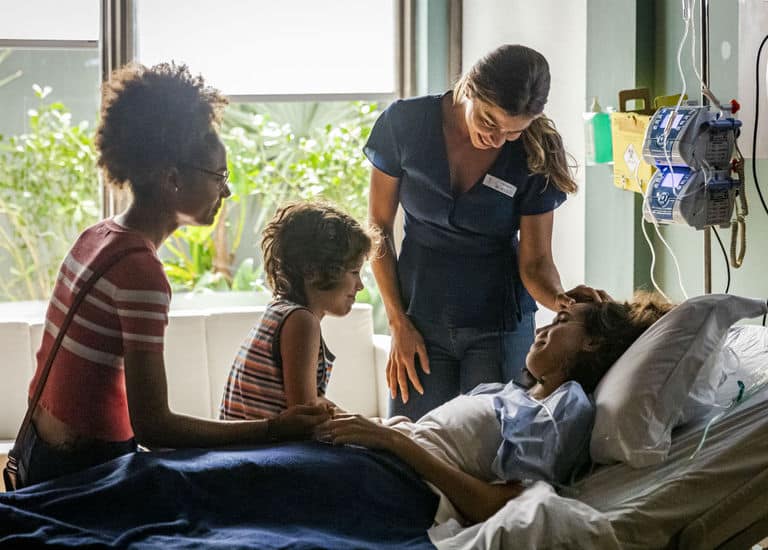 Gabriela ( Giovanna Coimbra ), Paloma ( Grazi Massafera ), Alice ( Bruna Inocêncio ) e Peter ( João Bravo )