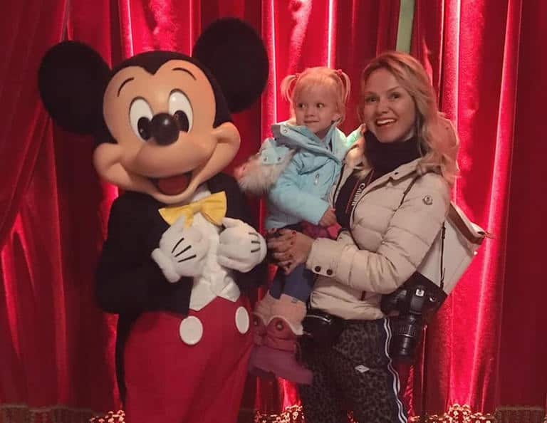 Eliana, a filha Manuela e o Mickey Mouse