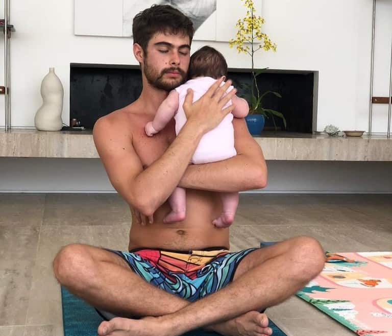 Rafa Vitti faz yoga com a filha