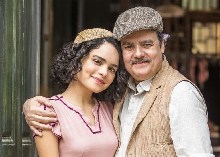 Afonso (Cássio Gabus Mendes) e Inês (Carol Macedo)