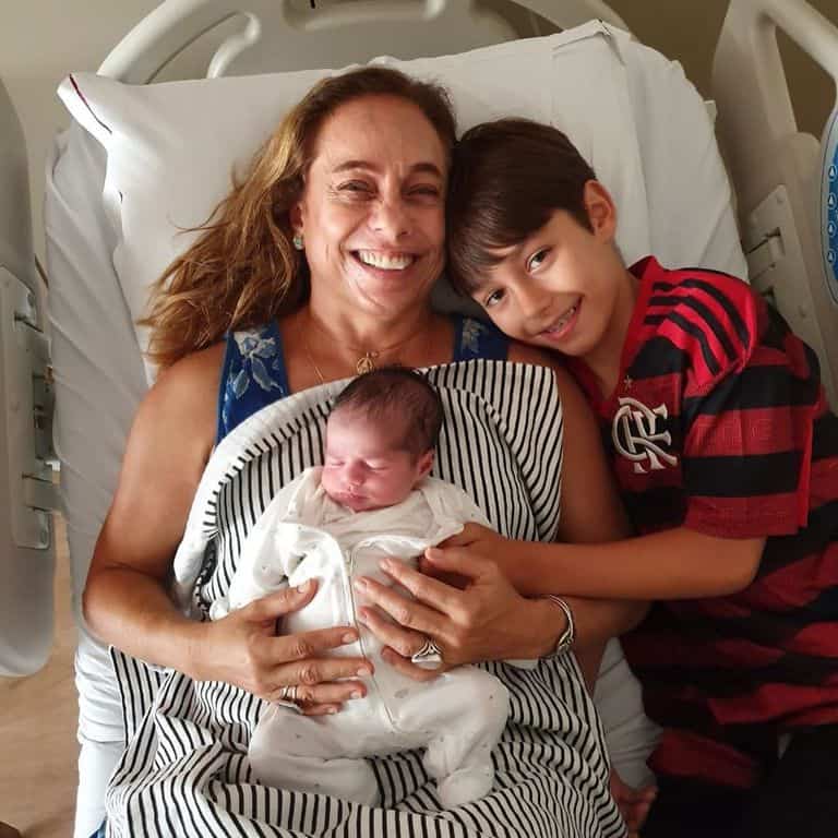 Cissa Guimarães com os netos Aurora e José