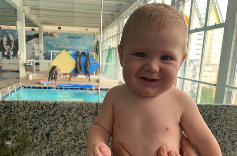 Aos seis meses, Lucca, filho de Luiza Possi encanta na aula de natação