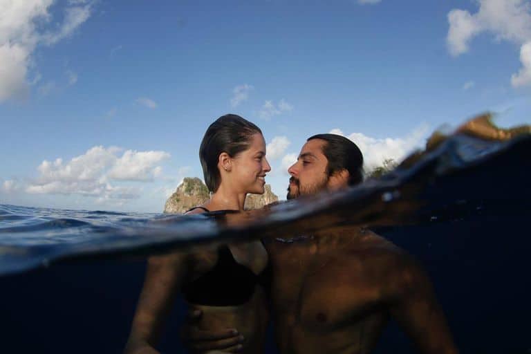 Rodrigo Simas e Agatha Moreira nas águas de Fernando de Noronha