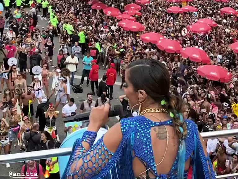 Anitta comanda bloco no Rio de Janeiro