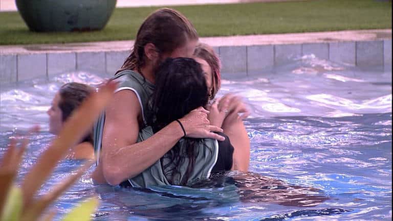 Daniel e Ivy comemoram na piscina