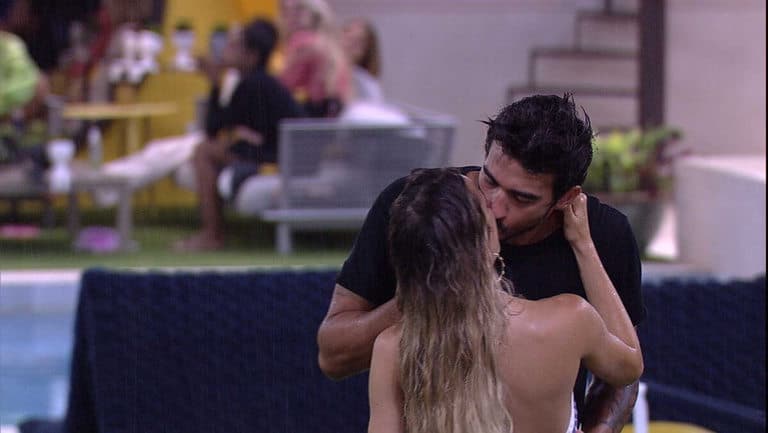 Gabi e Guilherme se beijam