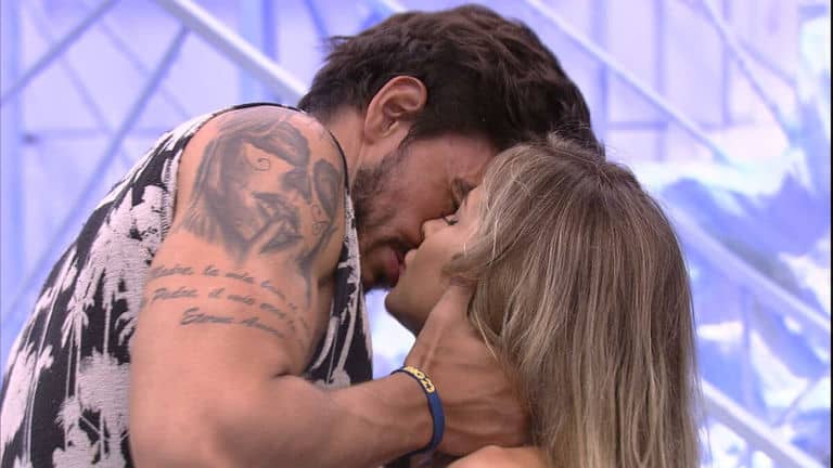 Guilherme e Gabi se beijam