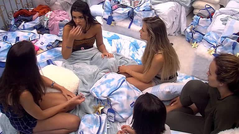 Ivy conversa com as sisters