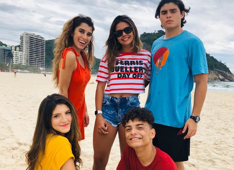 Mariana Lewis e o elenco da webserie