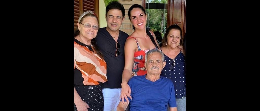 Zezé di Camargo posa com a familia