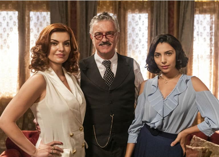 Assad ( Werner Schünemann ), Karine ( Mayana Neiva ) e Soraia ( Rayssa Bratillieri )