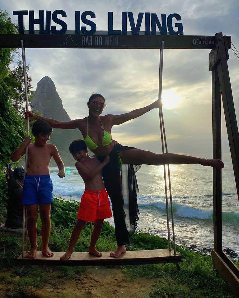 Juliana Paes e os filhos na ilha de Fernando de Noronha
