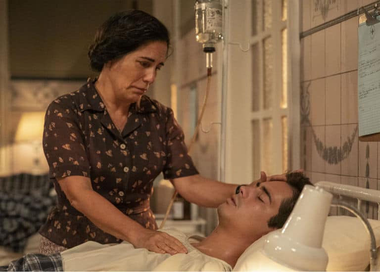 Lola (Gloria Pires) chora morte de Carlos (Danilo Mesquita)