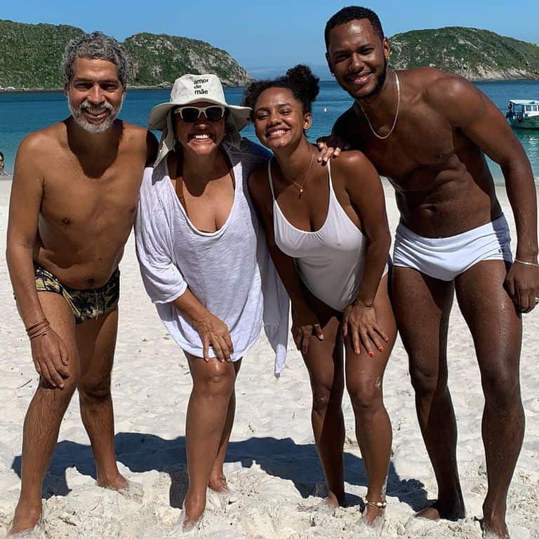 Regina Casé e o marido, Estavão Ciavatta, e Jéssica Ellen com Dan Ferreira