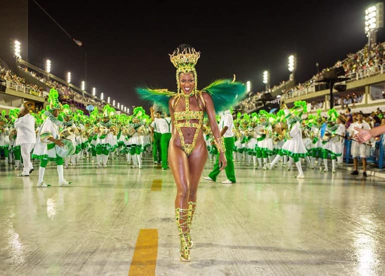 Iza à frente da bateria da Imperatriz