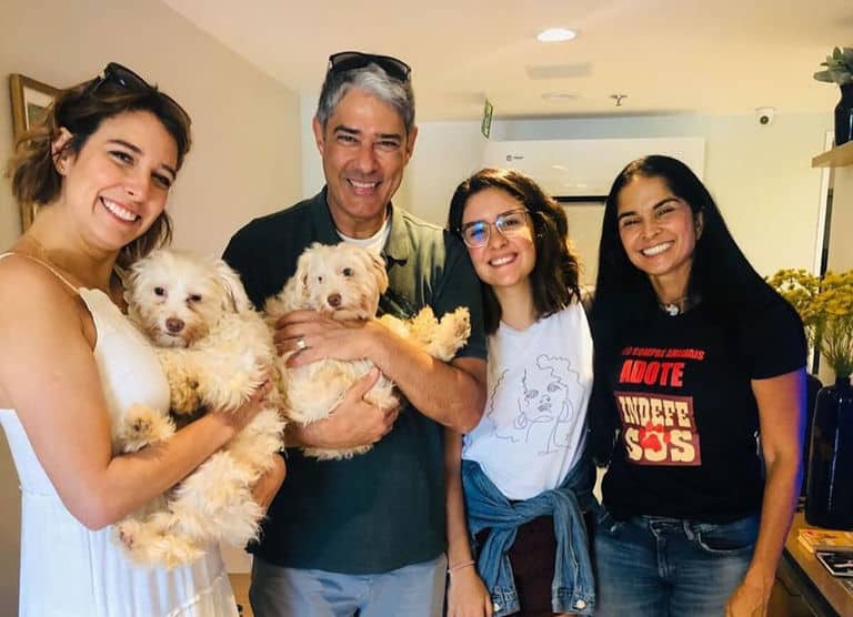 William Bonner e Natasha posam com os novos integrantes da família