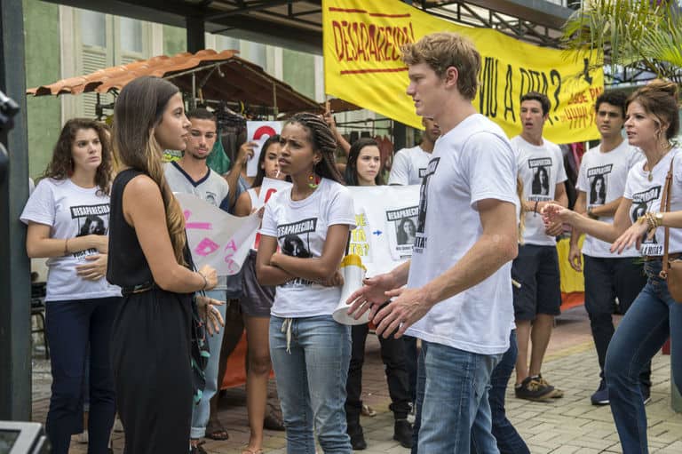 Manifestação comandada por Filipe (Pedro Novaes). Filipe pergunta o que Leila (Jade Cardozo) está fazendo ali. Jaqueline (Gabz) diz que todos sabem que ela sempre se lixou para Rita e inicia uma vaia coletiva