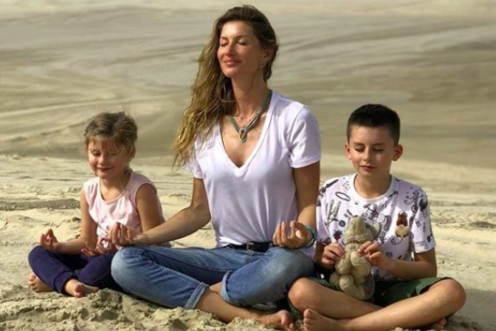 Gisele meditando ao lado dos filhos Vivian e Benjamin. Créditos: Reprodução/Instagram