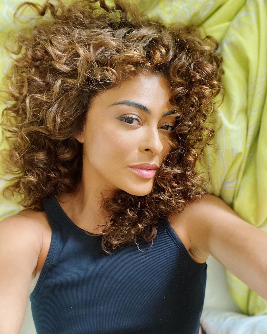 Juliana Paes faz carão em nova foto e cabelo cacheado rouba a cena